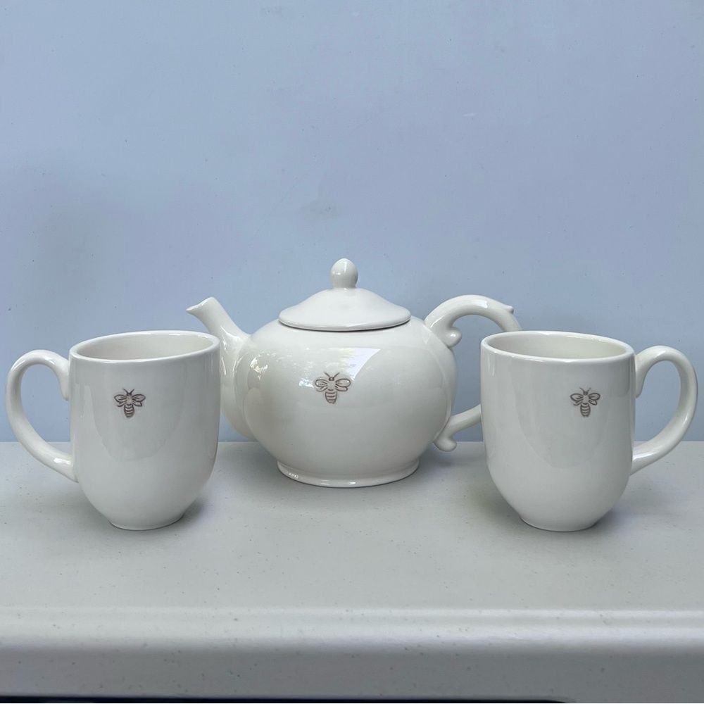 Vintage Pottery Barn BEE White China Tea Pot with mugs 8 oz